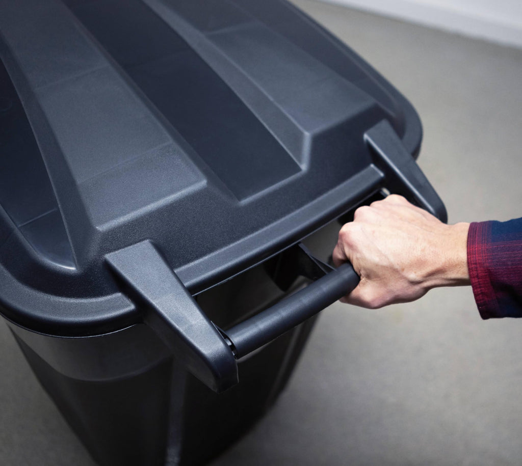 32 Gallon Black Plastic Garbage Can with Attached Lid K684
