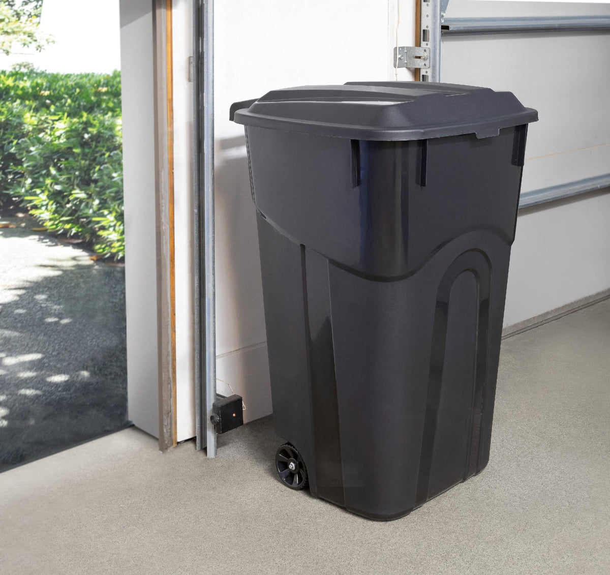 32 Gallon Black Plastic Garbage Can with Attached Lid K684